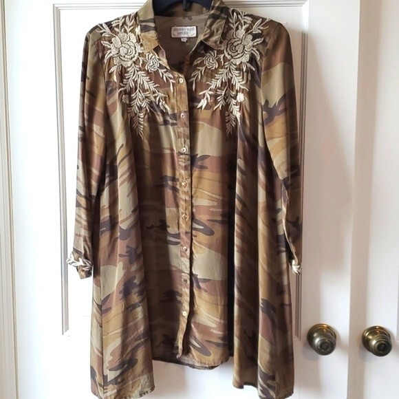 JOHNNY WAS EMBROIDERED SILK CAMOUFLAGE TOP SMALL - Picture 1 of 11